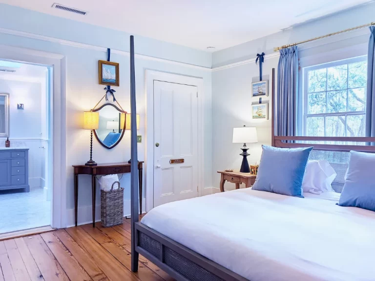 Camellia Suite Poster King Bed